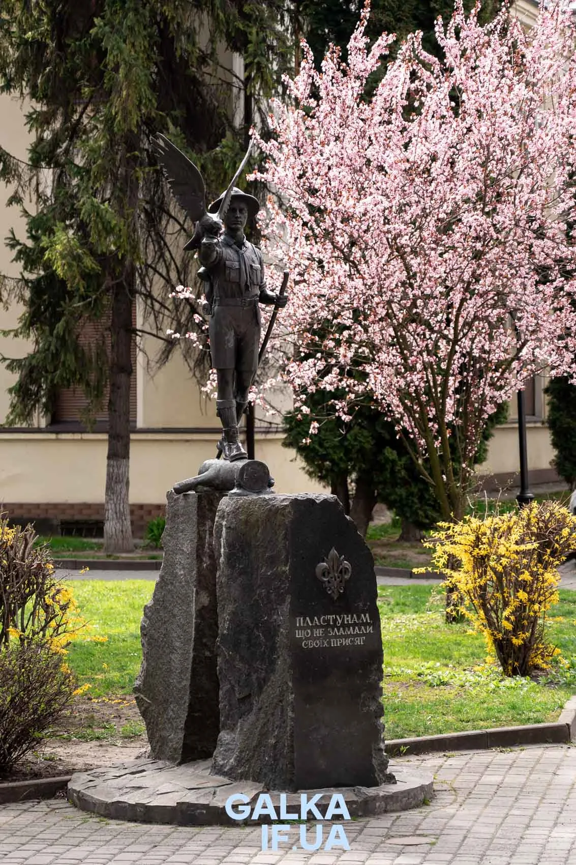 Пам'ятник пластунам весною серед квітучих дерев