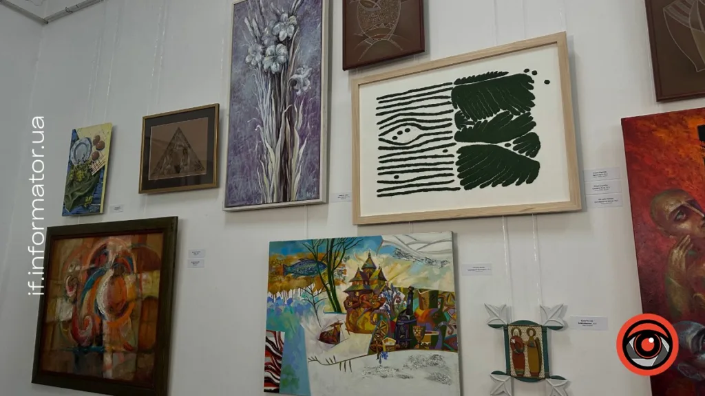 Виставка сучасних картин у художній галереї