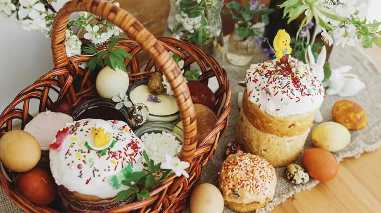 Великодній кошик з пасками та крашанками