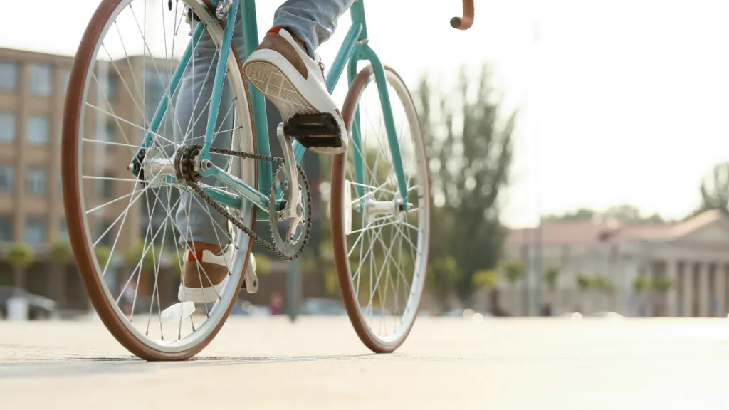 Людина їде на міському велосипеді