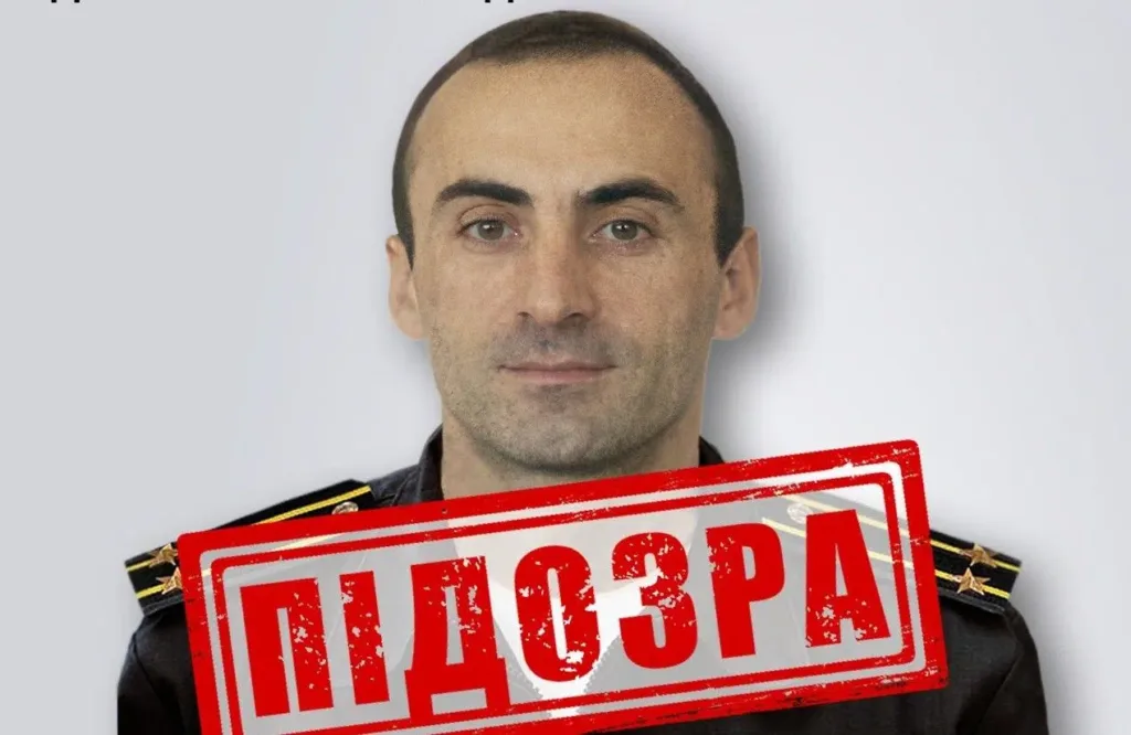 Чоловік у формі з написом підозра