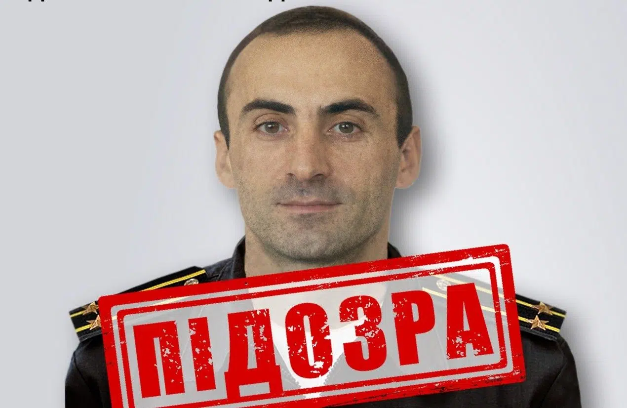 Чоловік у формі з написом підозра