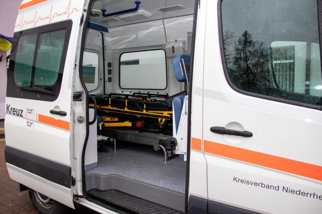 Відкрита карета швидкої допомоги з ношами всередині