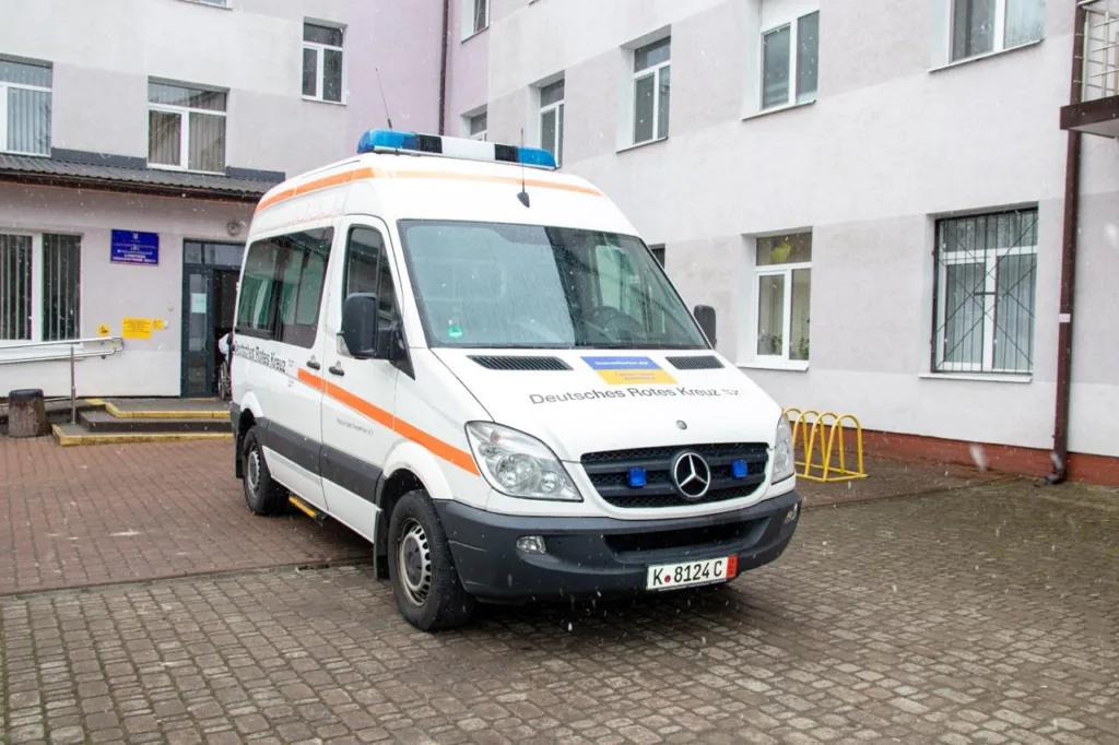 Швидка допомога біля лікарні взимку