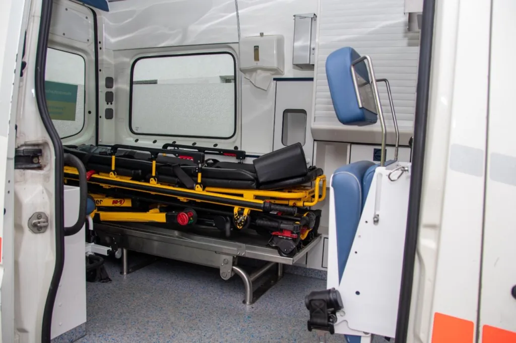 Інтер'єр швидкої допомоги з носилками