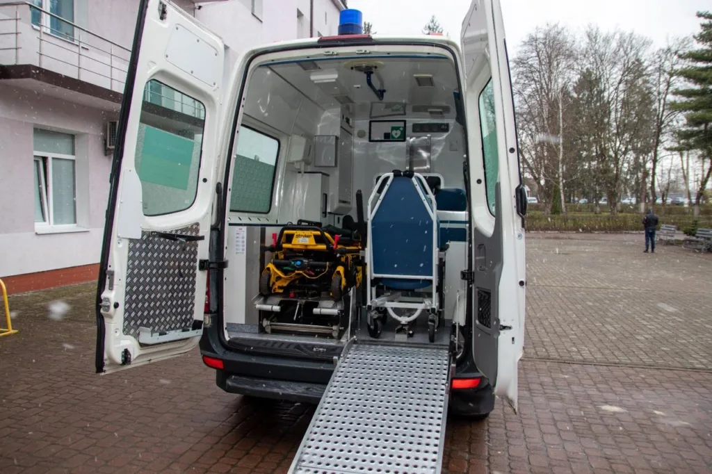 Сучасна швидка допомога з пандусом і ношами