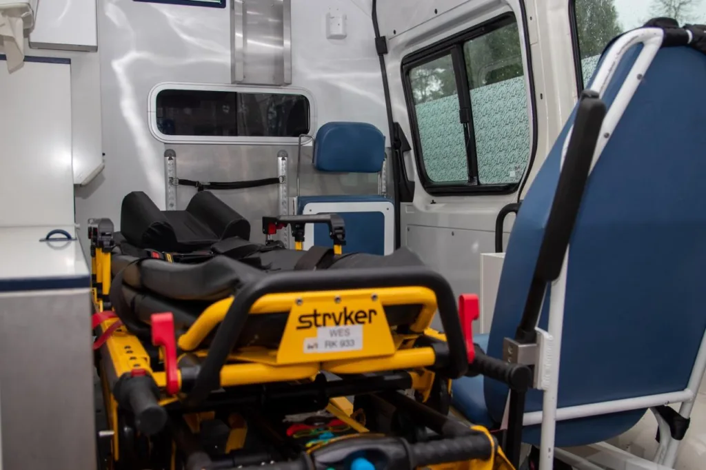 Внутрішній інтер'єр сучасної машини швидкої допомоги