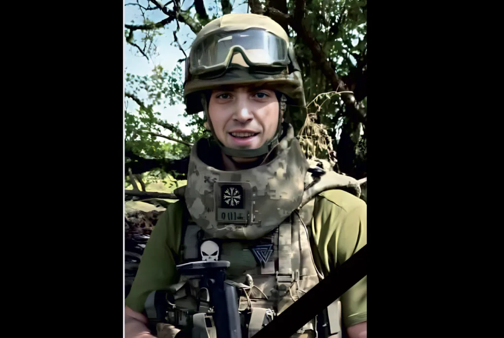 Український солдат у бронежилеті в лісі