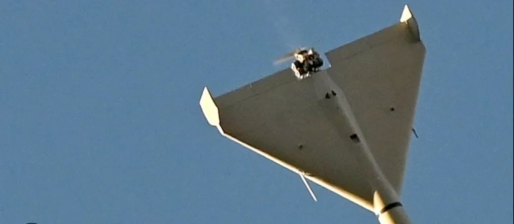 Трикутний безпілотник летить у чистому небі