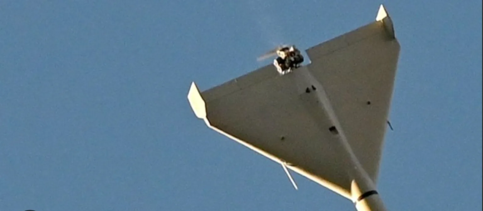 Трикутний безпілотник летить у чистому небі