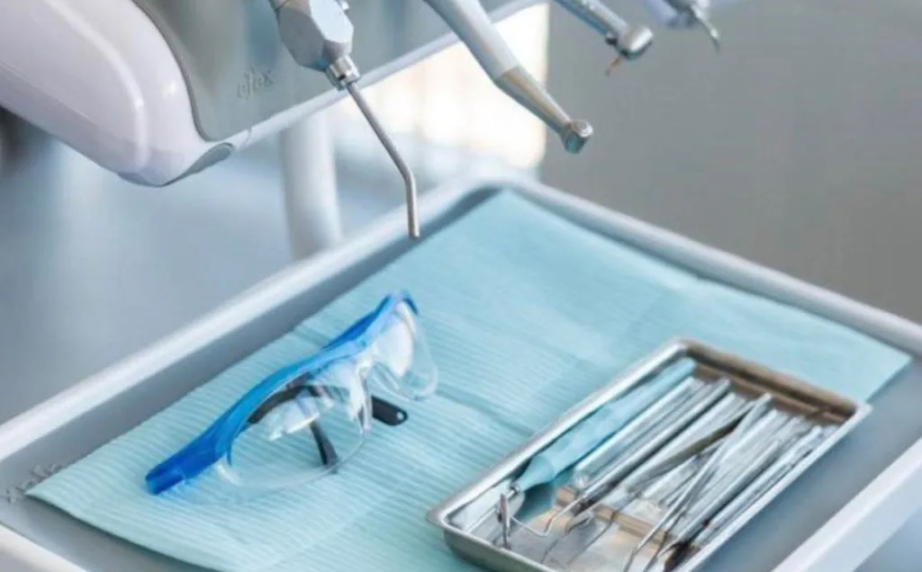 Стерильні стоматологічні інструменти та захисні окуляри