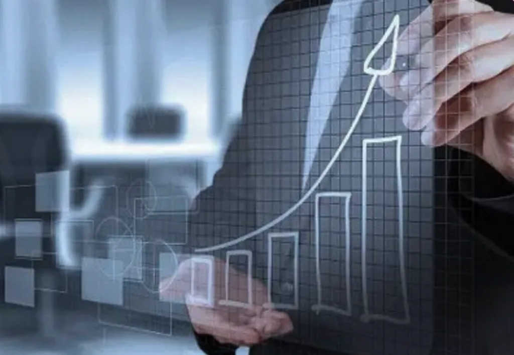 Бізнесмен малює графік зростання успіху