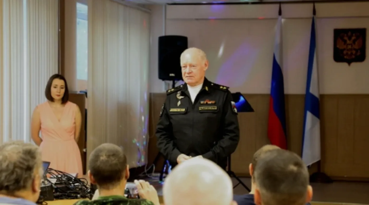 Військовий офіцер виступає перед аудиторією