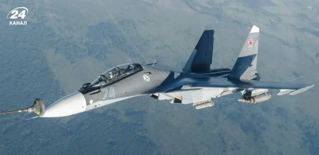 Військовий винищувач у польоті дозаправляється