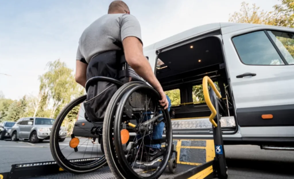 Людина на візку користується підйомником у мікроавтобус