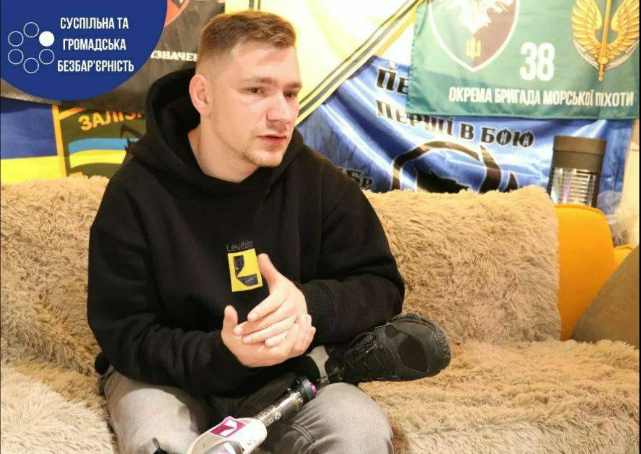 Ветеран з протезом сидить на дивані