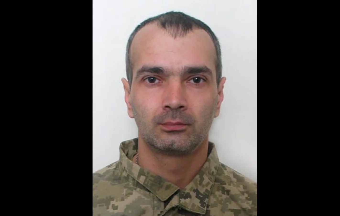 Чоловік у військовій формі на білому фоні