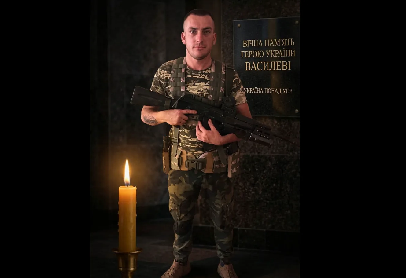 Український військовий поруч із пам’ятною дошкою