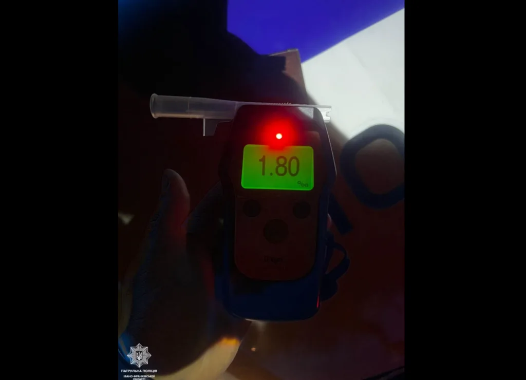 Алкотестер показує рівень алкоголю 1.80 проміле