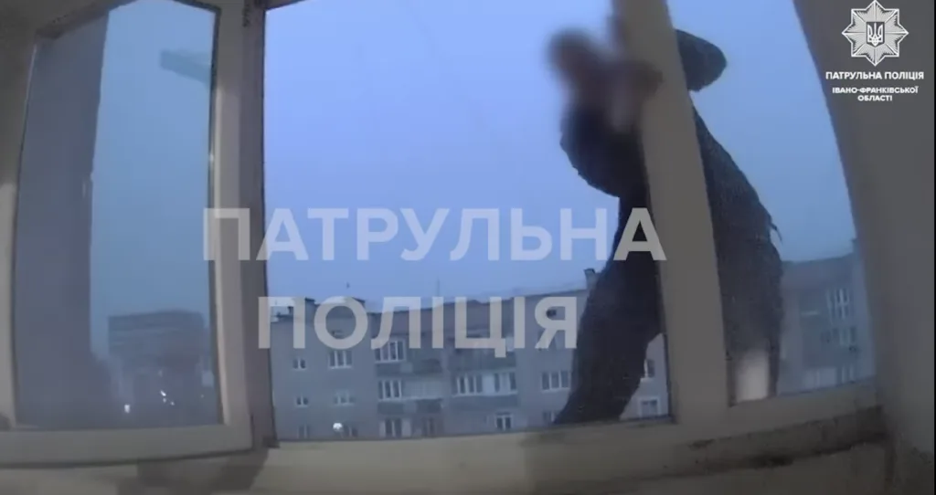 Патрульна поліція рятує людину з вікна