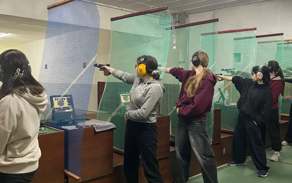 Жінки тренуються стріляти у тирі
