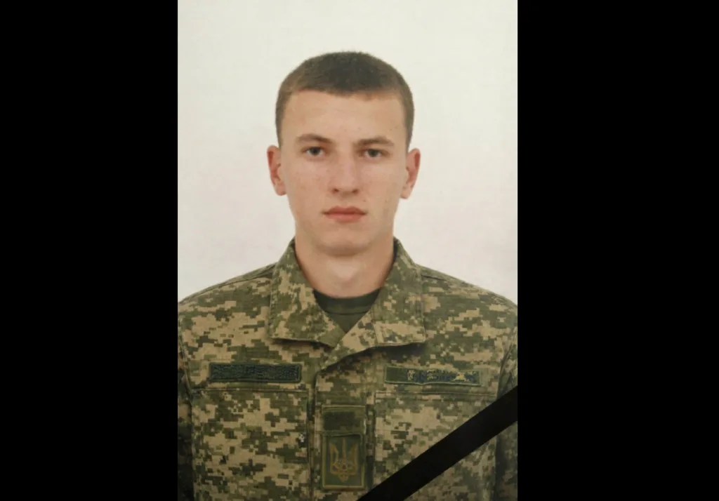 Український військовий у камуфляжній формі