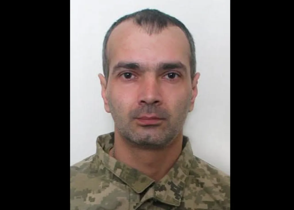 Чоловік у військовій формі на нейтральному тлі