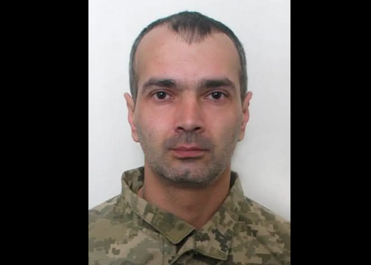 Чоловік у військовій формі на нейтральному тлі