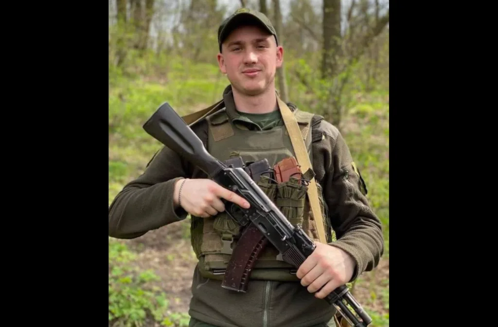 Військовий з автоматом у лісі