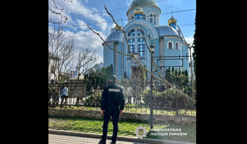 Поліцейський біля православного храму в Україні