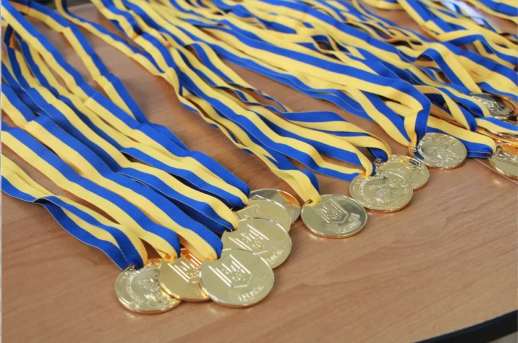 Золоті медалі з синьо-жовтими стрічками України