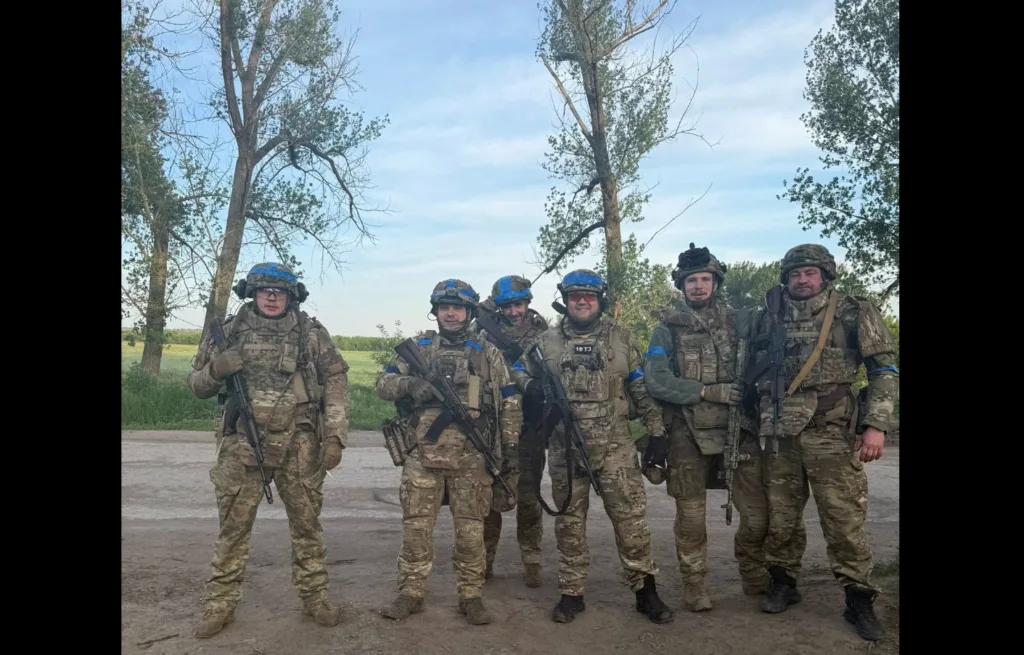 Українські військові стоять на відкритій місцевості