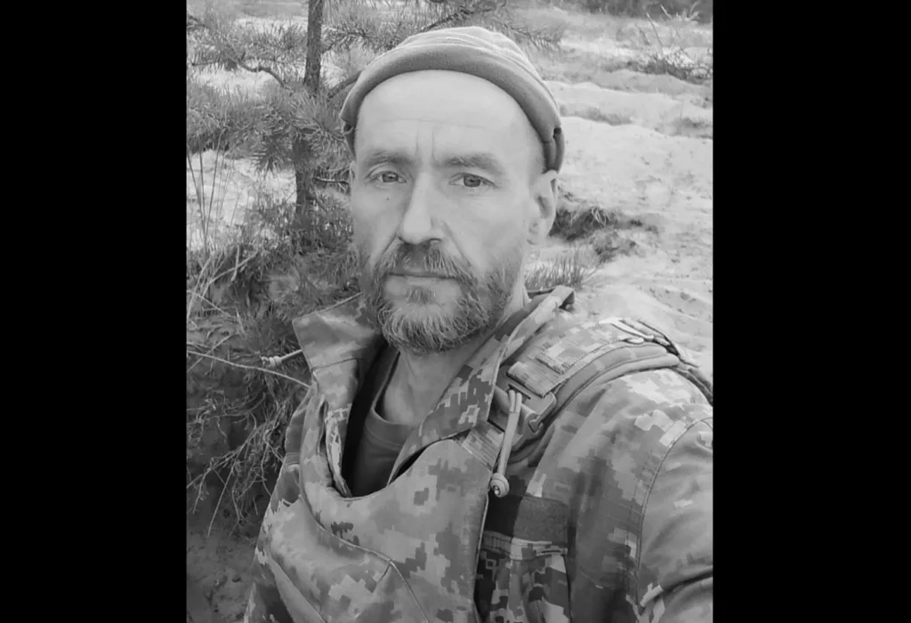 військовий у камуфляжі на природі