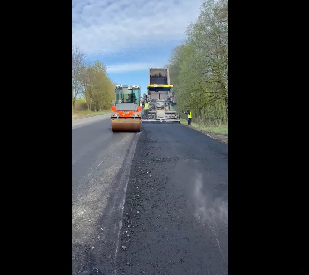 Укладання асфальту дорожньою технікою