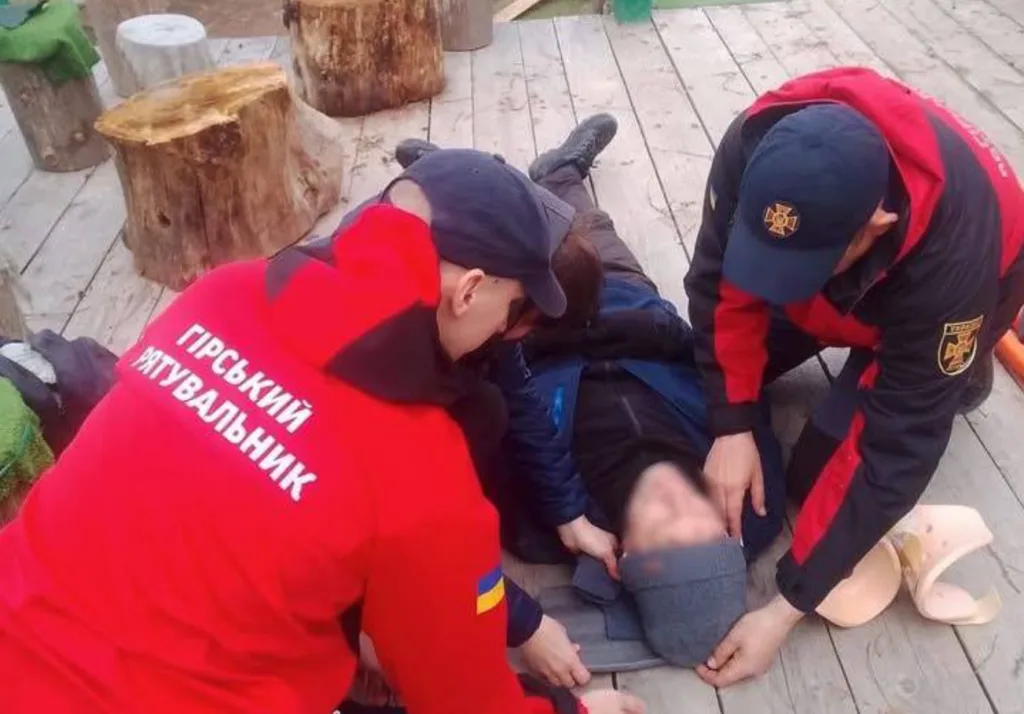 Рятувальники надають допомогу постраждалому на підлозі