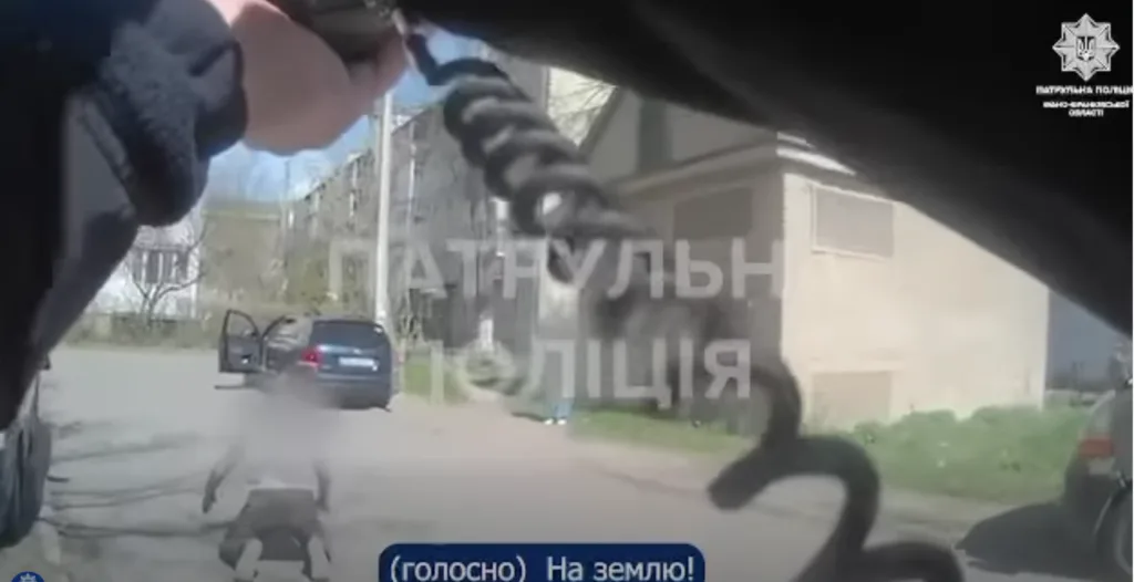 Поліцейська операція на вулиці біля житлових будинків