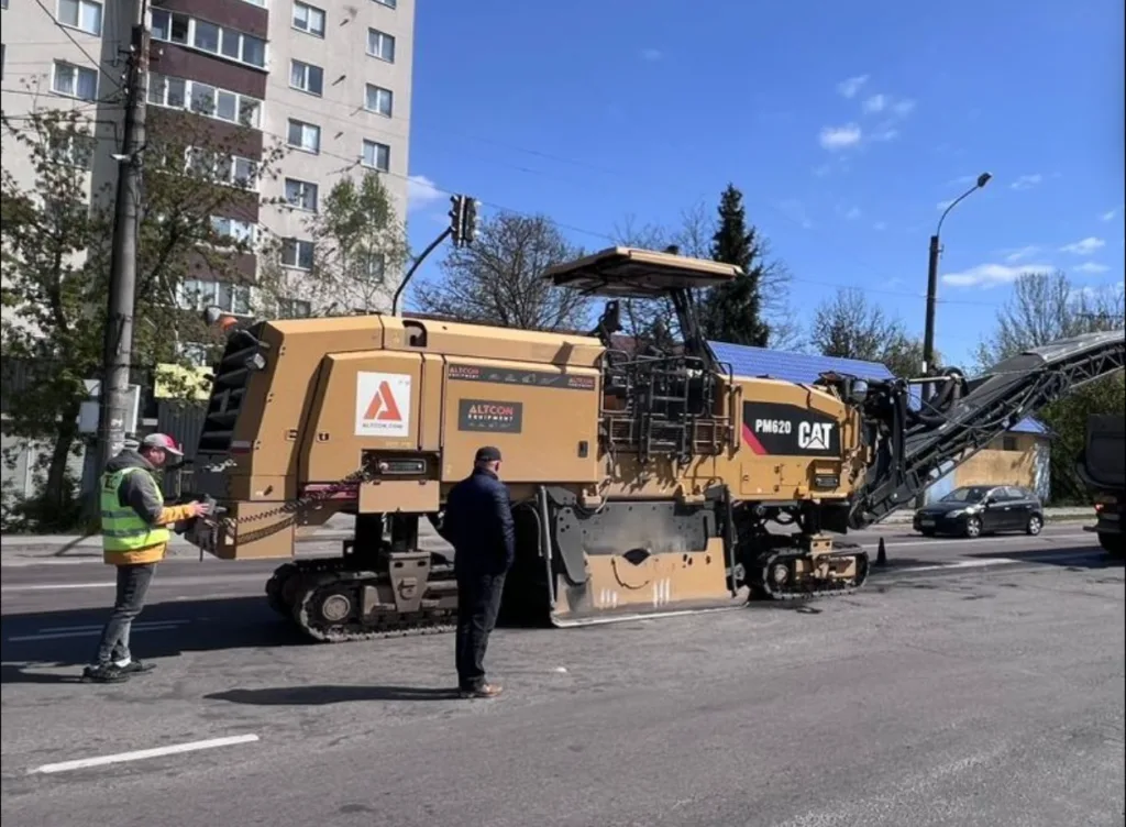 Дорожня техніка CAT ремонтує асфальт у місті