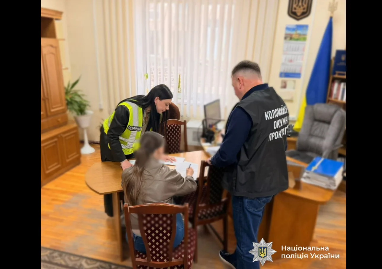 Поліція та прокуратура оформлюють документи в офісі