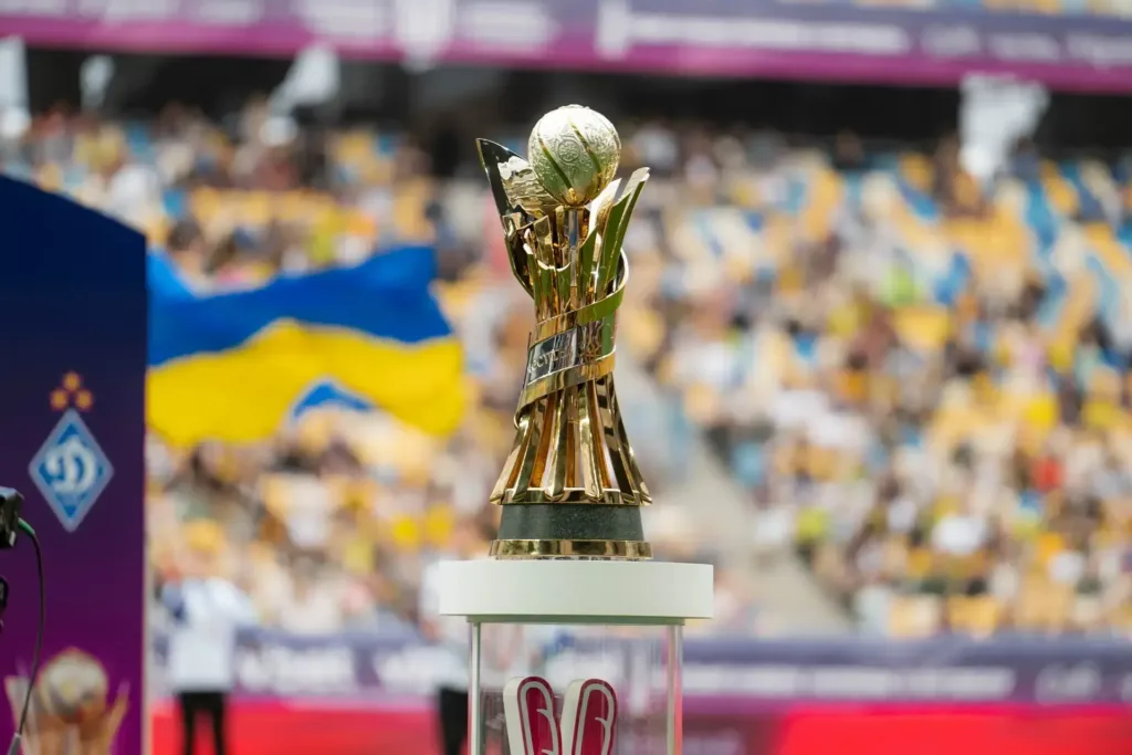 Футбольний трофей на стадіоні з прапором України