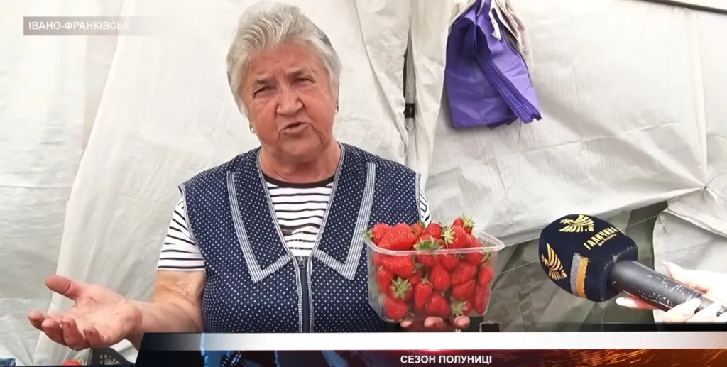 Жінка продає свіжу полуницю на ринку Івано-Франківська