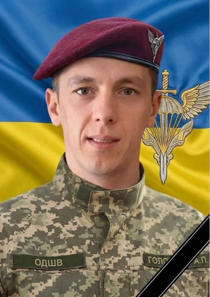 Український військовий на тлі прапора України