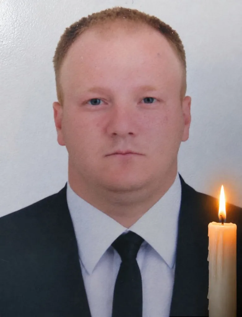 Портрет чоловіка у костюмі зі свічкою пам’яті