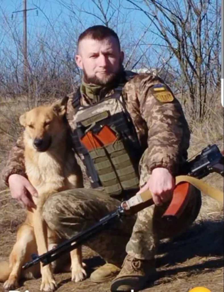 Український військовий з собакою на природі