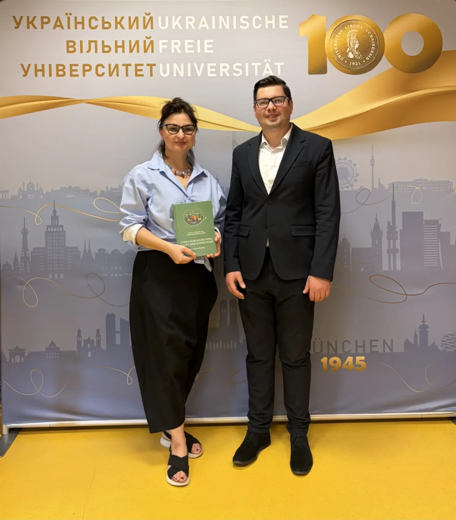 Двоє людей на заході Українського вільного університету