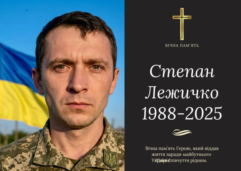 Український військовий перед прапором України