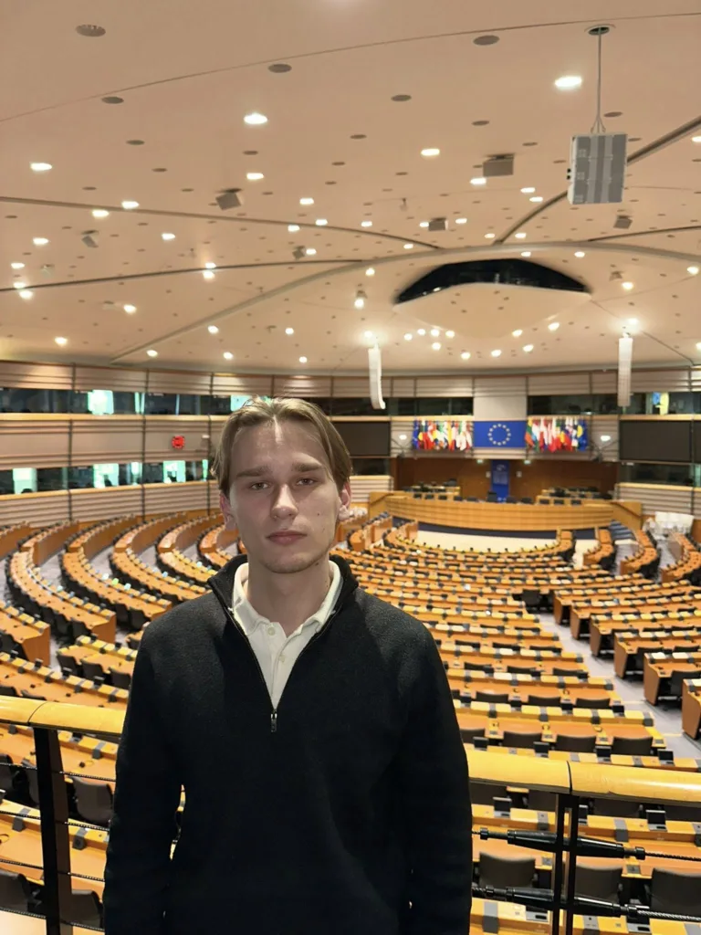 Молодий чоловік у будівлі Європейського парламенту