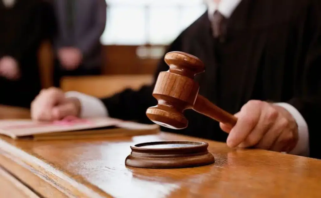 Суддя виносить рішення у залі суду