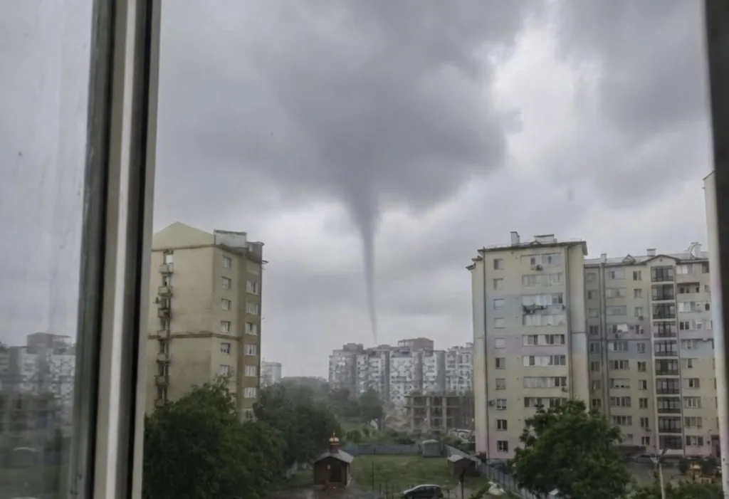 Торнадо між багатоповерхівками під грозовими хмарами