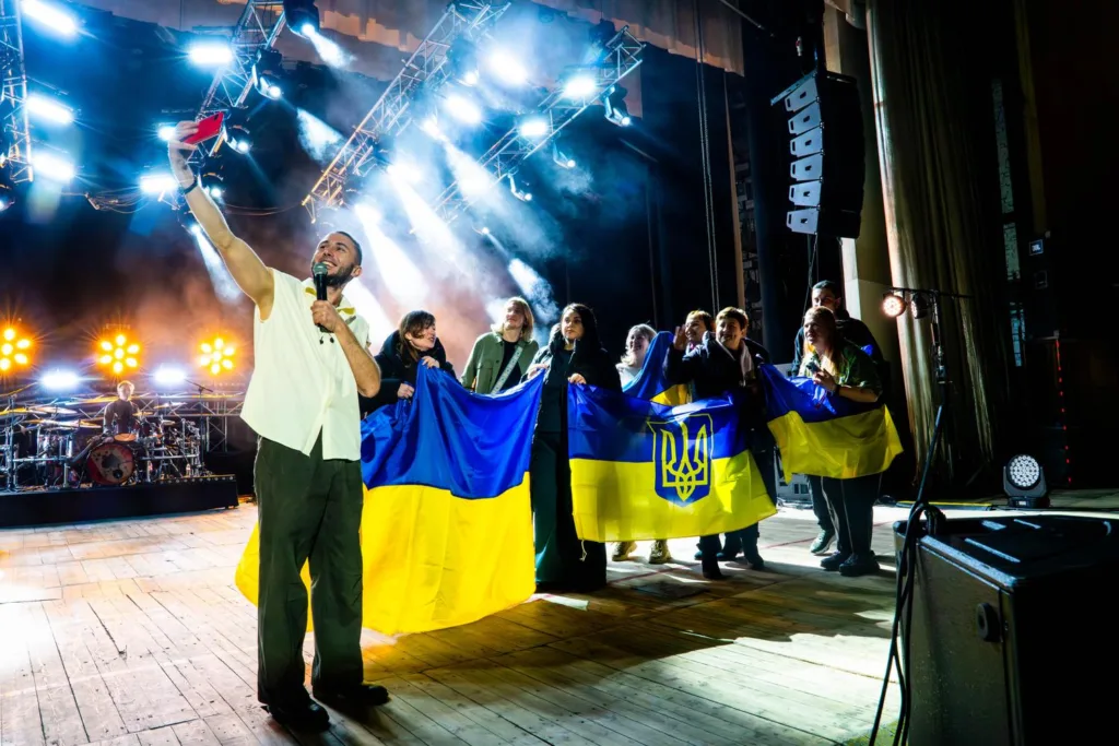 Концерт з українськими прапорами на сцені