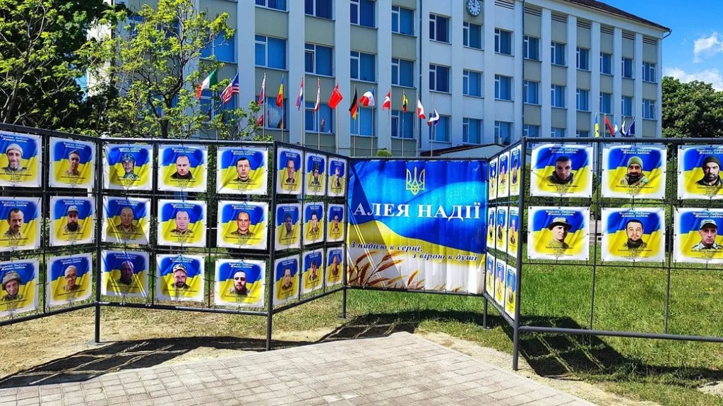 Алея Героїв України біля адміністративної будівлі